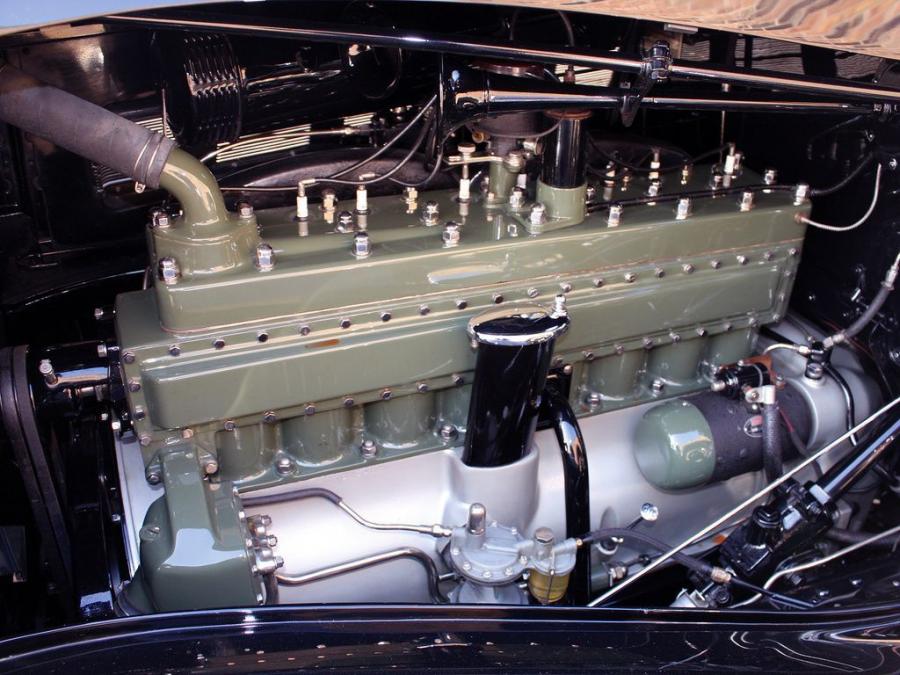 Моторный отсек Packard Super Eight Dual Cowl Phaeton 1936 года  (фото 4 из 5)